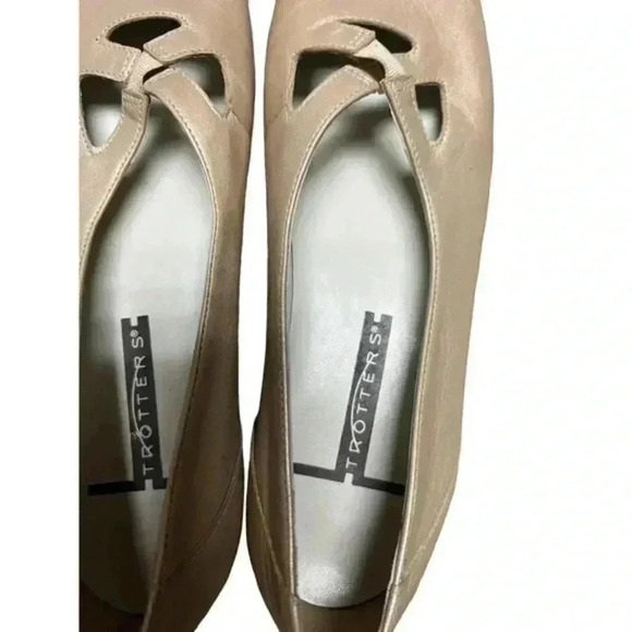 Trotters Women's Maggie Gold Leather Slip-on Comfort‎ Loafer - Picture 5 of 8